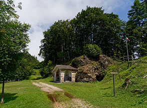 La cappellina di Passo Buole.