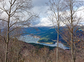 Vista sul Lago Arvo lungo la salita per Colle Perilli.