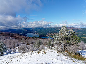 &ldquo;Tutta un&rsquo;altra storia&ldquo; (il bellissimo panorama da Colle Perilli verso il Lago Arvo, con il Monte Botte Donato sullo sfondo).