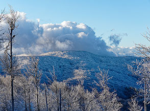 Dal Colle Settentrionale delle Montagne della Porcina vista verso la cima del Botte Donato nascosta dalle nubi.