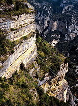 Scorcio sugli stupendi salti di roccia sotto Santa Maria Castello.