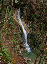 Una graziosa cascata lungo il fosso del Vallone di Morra Rossa o Falconara.
