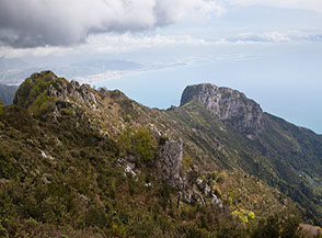 Da una forcella di cresta vista verso il Monte Falerio (sulla dx) e il Golfo di Salerno.