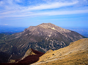 La Montagna dei Fiori e la cima del Girella visti dal Monte Foltrone.