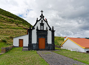 L&rsquo;Ermida Senhora do Livramento (Cappella Signora della Liberazione) alla partenza del Sentiero Morro Grande das Velas.