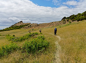 Attraversando i prati sul fondo della caldera del Morro Grande.