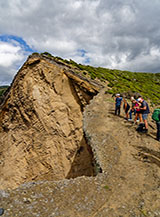Sul bordo del pauroso precipizio che mette a nudo la roccia del Morro Grande.