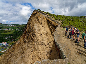 Sul bordo del pauroso precipizio che mette a nudo la roccia del Morro Grande.