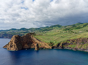 Vista sul settore occidentale dell&rsquo;Isola di S&atilde;o Jorge dal Morro Grande, sotto di noi la Baia de Entre-Morros.