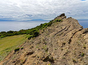 L&rsquo;aereo bordo roccioso che segna il margine crollato della caldera del Morro Grande.