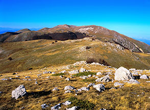La larga dorsale sommitale dei Monti del Morrone, fra il Mileto e Monte le Mucchia (sullo sfondo).