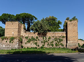 Un tratto delle Mura Aureliane presso Porta San Sebastiano.