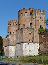 Profilo dell&rsquo;imponente Porta San Sebastiano o Porta Appia costruita dall&rsquo;imperatore Aureliano tra il 270/275 d.C.