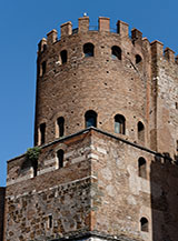 Particolare della facciata di Porta San Sebastiano.