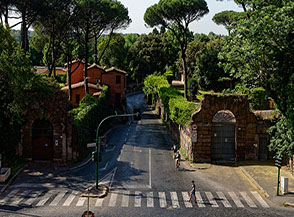 L&rsquo;inizio dell&rsquo;Appia Antica a Porta San Sebastiano.