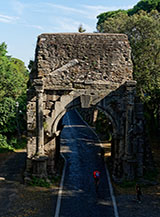 L&rsquo;Arco di Druso, monumentale fornice dell&rsquo;Acquedotto Antoniniano.