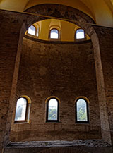 Interno di una delle due grandi torre di Porta San Sebastiano.