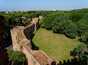 Scorcio sulle Mura Aureliane (risalenti al III sec. d.C.) da Porta San Sebastiano.