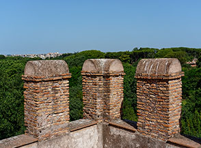 Particolare sui merli di Porta San Sebastiano.