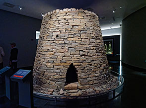 Ricostruzione di un abitazione preistorica al Muscat National Museum.