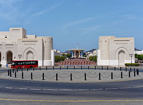 La piazza che separa il Muscat National Museum dall&rsquo;Al Alam Palace (Palazzo del Sultano).