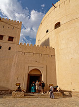 Entrata nella seconda linea fortificata del Nizwa Fort, che si compone di un castello o casa dell&rsquo;imam e di un forte vero e proprio.