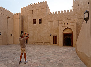 Cortile interno del Nizwa Fort con l&rsquo;ingresso alla casa dell&rsquo;imam.