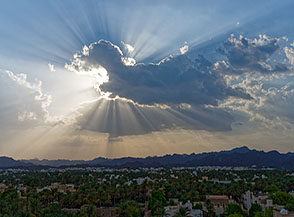 Raggi di luce sulla citt&agrave; di Nizwa.
