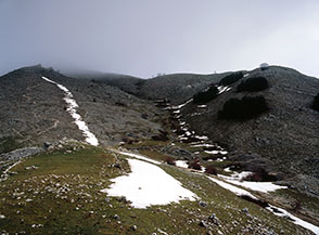 Il valico la Forcella (sulla sx) sotto una grigia giornata primaverile.