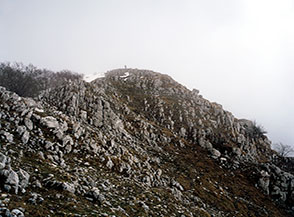La cima rocciosa dell&rsquo;Omo di Cairo lungo la Cresta Nord-Ovest del Monte di Cairo.