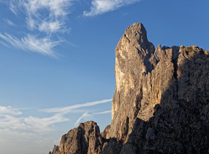 Il Sass Maor s&rsquo;innalza maestoso verso il cielo.