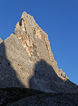 L&rsquo;ombra di Cima Canali si disegna sulle pareti dell&rsquo;elegante e slanciata Torre Pradidali.