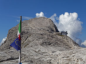 Dal Rifugio Pedrotti alla Rosetta vista sull&rsquo;inclinato Versante Est de la Rosetta con l&rsquo;arrivo della funivia.