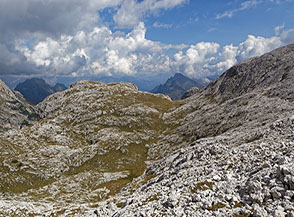La solitaria valle carsica delle Buse di Coll&rsquo;Alto.