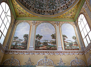 Affreschi in una sala degli appartamenti della madre del sultano.