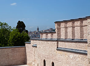 Vista verso la Torre di Galata dalle mura di cinta di fianco all&rsquo;Harem.