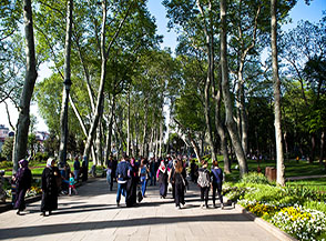 Affollato via-vai nel Parco Gulhane.