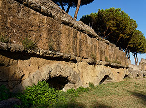 Un tratto dell&rsquo;Acquedotto Marcio, le cui arcate furono in seguito utilizzate anche per l&rsquo;Acquedotto dell&rsquo;Acqua Tepula e dell&rsquo;Acqua Iulia.