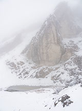 Il laghetto ghiacciato di Fonte Cernaia, ai piedi delle Spigolo Sud di Pietra Cernaia.