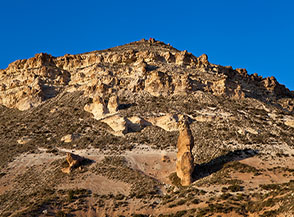 Il monte che domina Aktepe Hill alla luce degli ultimi raggi di sole.