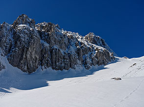 La possente bastionata rocciosa che cinge il canale dello Scorribile a la Neviera.