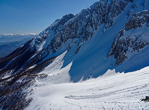 Affaccio sul circo de la Neviera dalla Cresta Est del Peschio della Slavina.
