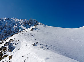 Tratto finale della Cresta Est del Peschio della Slavina in vista della cima.