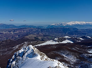 Panorama dalla Cresta Est del Peschio della Slavina, sullo sfondo a dx la Majella.
