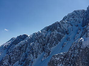 Uno sguardo sulle creste rocciose intorno a noi (Cresta Est del Peschio della Slavina).