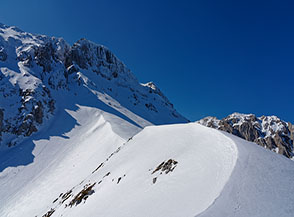 La cima di Peschio della Slavina risplende di luce.