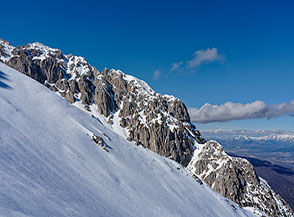 Da Peschio della Slavina vista verso la cresta rocciosa dello Sperone di Mezzo.