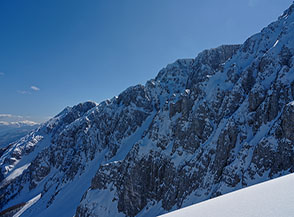 Aspre creste rocciose si accavallano di fronte a noi verso Monte di Canale.