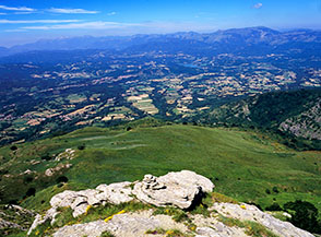 Sul filo della spettacolare Cresta del Peschio Palombo, vista su Amatrice ed il Lago di Scandarello.