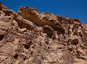 La splendida parete in cui si fa strada il lato occidentale dell&rsquo;High Place of Sacrifice Trail a Petra.